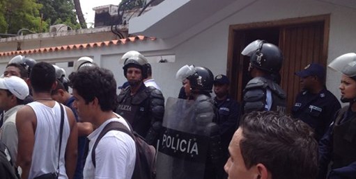Llegan hasta residencia del gobernador de Zulia para exigir el cese de la represión (Fotos)