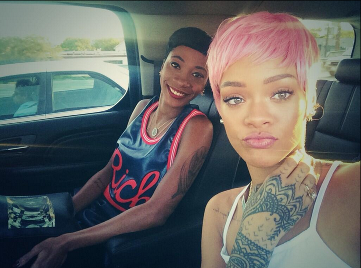 Rihanna vuelve a cambiar de look (Fotos)