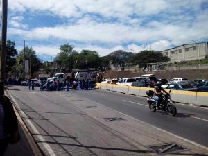 Estudiantes del Rufino Fombona trancan bajada de El Tambor en Los Teques