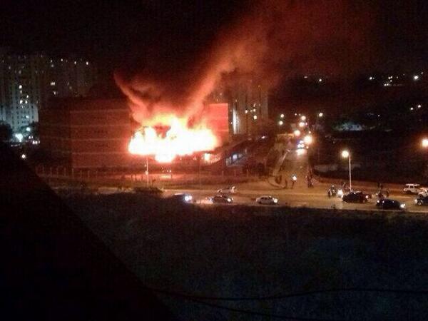 Presuntos colectivos incendiaron Universidad Fermín Toro en Barquisimeto (FOTOS)
