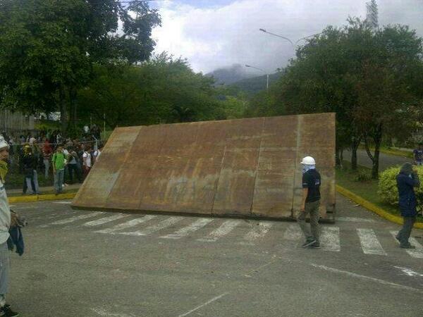 Estudiantes de la Unet arman mega barricada ante incesante ataque (FOTO)