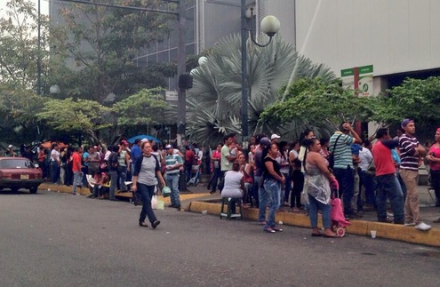 Largas colas en el Bicentenario de Valencia (Foto)