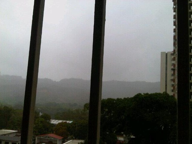 Agarra tu paraguas que ya empezó a llover en Caracas (Fotos)