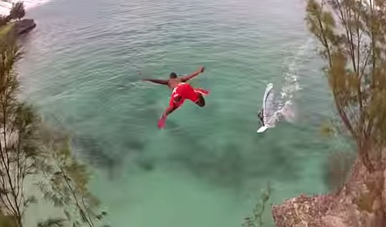 El casi accidente de un clavadista con un windsurfer que quedó grabado para la eternidad