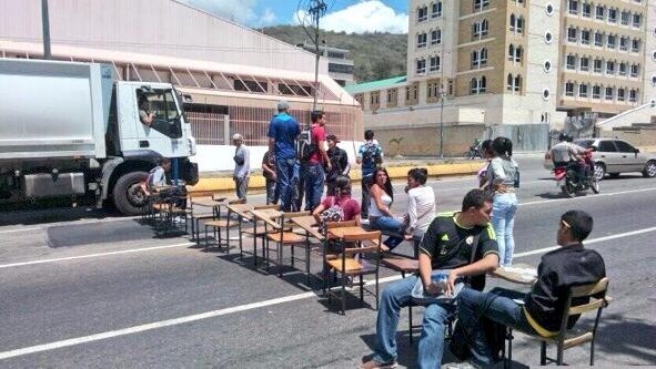 Pupitres como barricadas en las calles frente al Iutirla #26M (Foto)