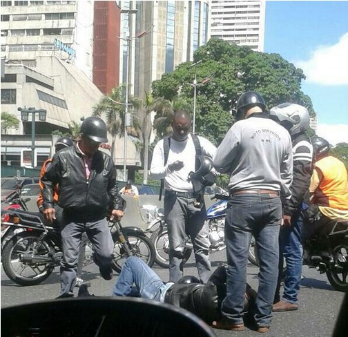 Motorizado caído en la avenida Bolívar (Foto)