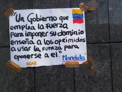 Esta fue una pancarta que se salvó del desalojo del campamento de PNUD (Foto)