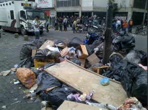 La basura reina en Sabana Grande (Foto)