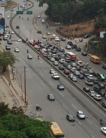 Manifestantes toman la autopista Prados del Este #8M (Fotos)