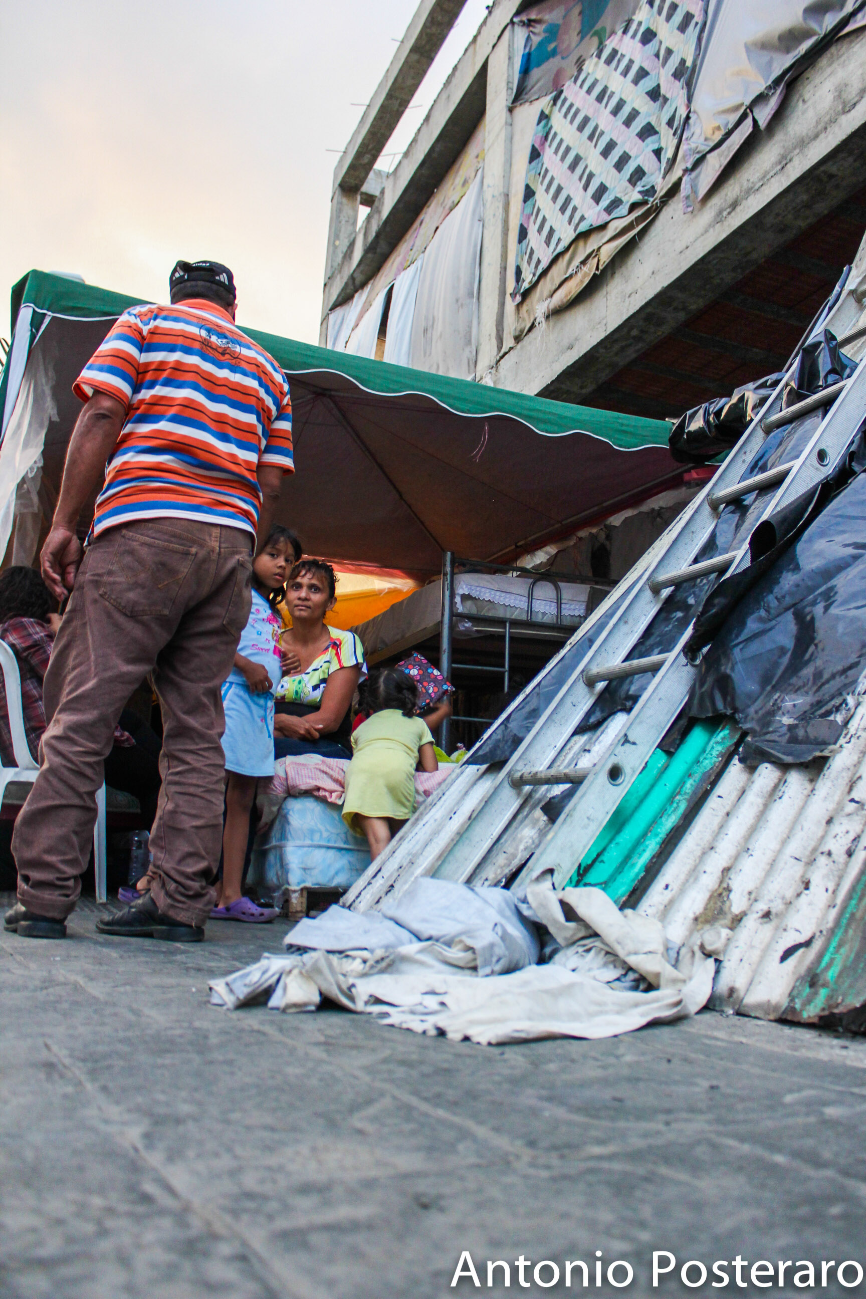 Campamentos improvisados convierten la avenida Lecuna en refugio de damnificados (Fotos)