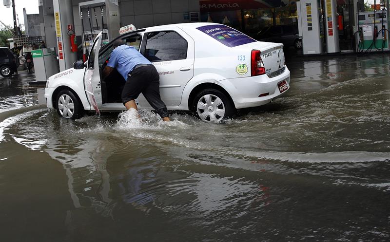 Inundaciones dejan 50.000 evacuados y cuantiosos daños