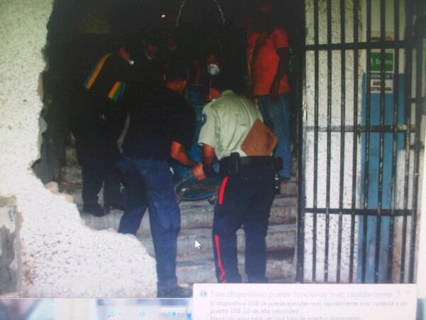 Este fue el boquete que abrieron los “hacinados” de la Policía de Sucre (Foto)