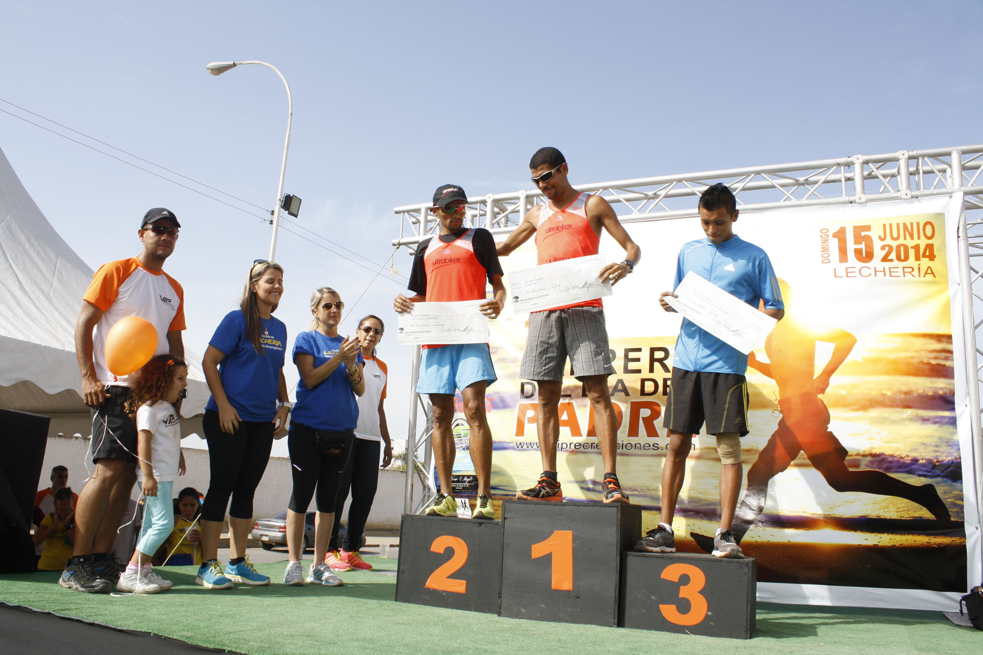 Padres de Lechería corrieron 10K para celebrar su día (Fotos)