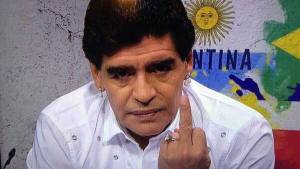 Maradona arremete contra Grondona: Pobre estúpido, el mérito es de Messi (Incluye pintada de paloma)