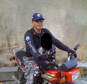 Asesinan a oficial de Polivargas para robarle una moto