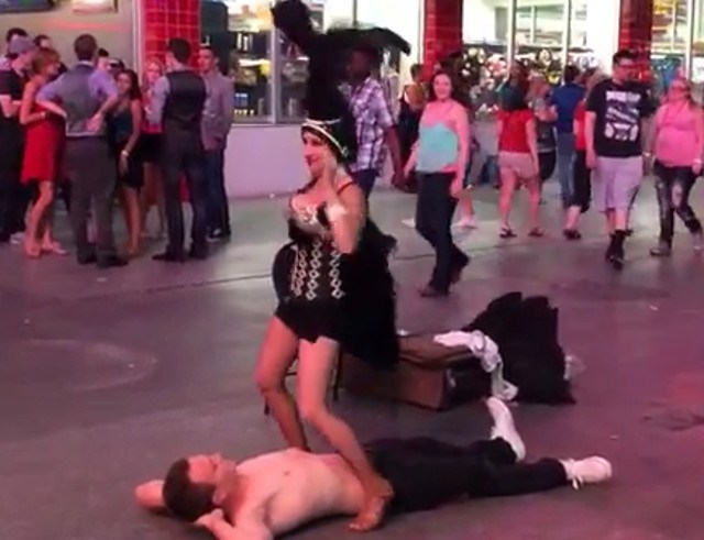 Pidió un baile y le orinaron encima (Lo que pasa en Las Vegas…ya no se queda en Las Vegas)