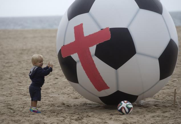 Con balones gigantes protestan en Brasil (Fotos)