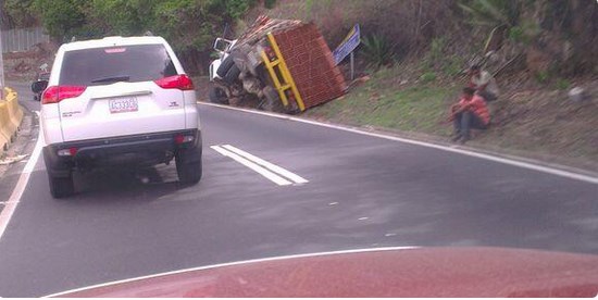 Camión encunetado en la Panamericana genera fuerte cola (Fotos)