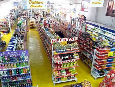 Foto de un abasto en Bolivia revela que la revolución es luz para la calle y oscuridad para la casa