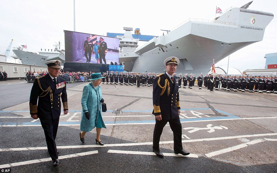 Isabel II bautizó con whisky un portaaviones que lleva su nombre (Fotos)