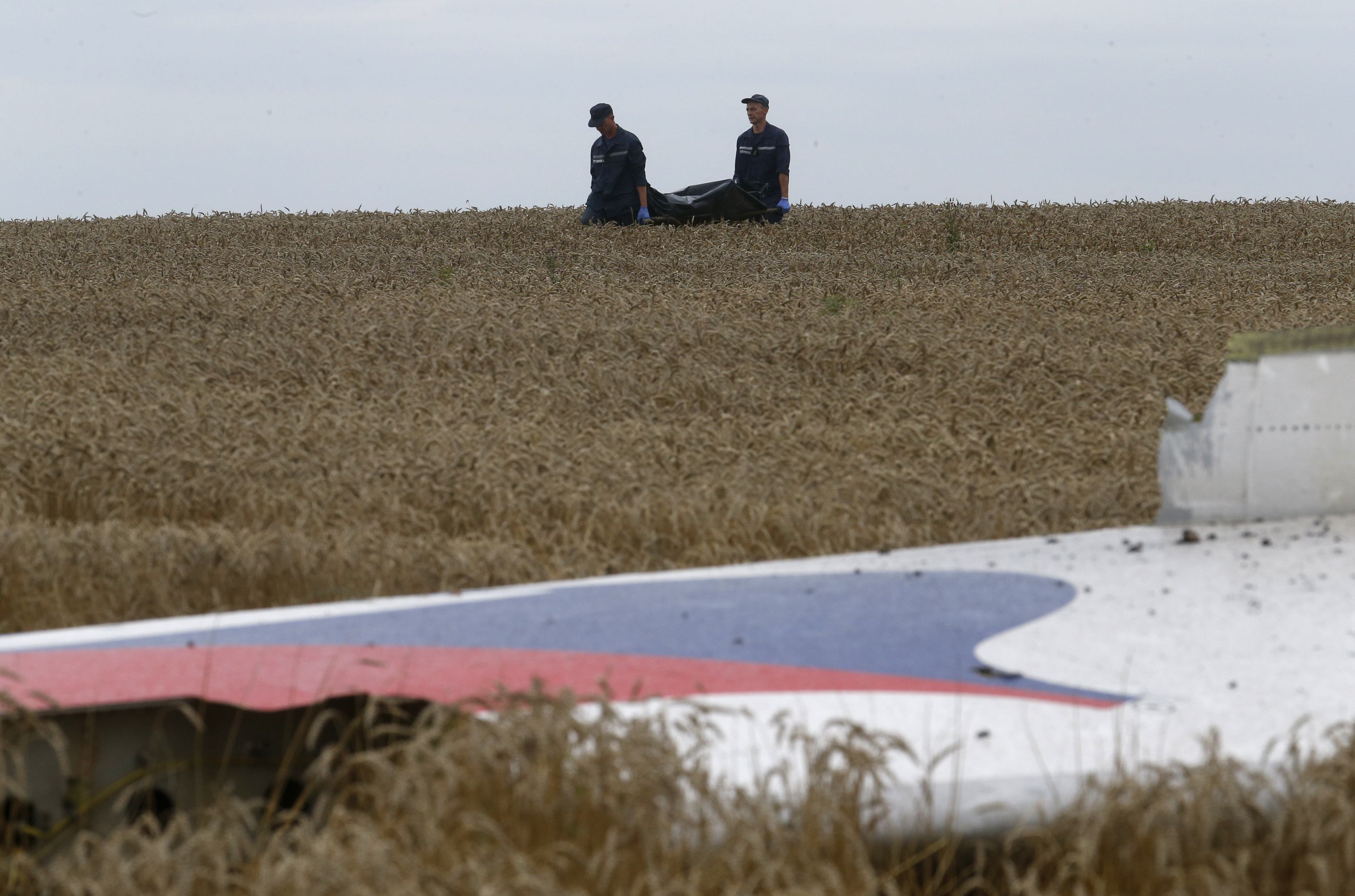 Acusan a los rebeldes prorrusos de alterar las pruebas en el lugar donde cayó el avión