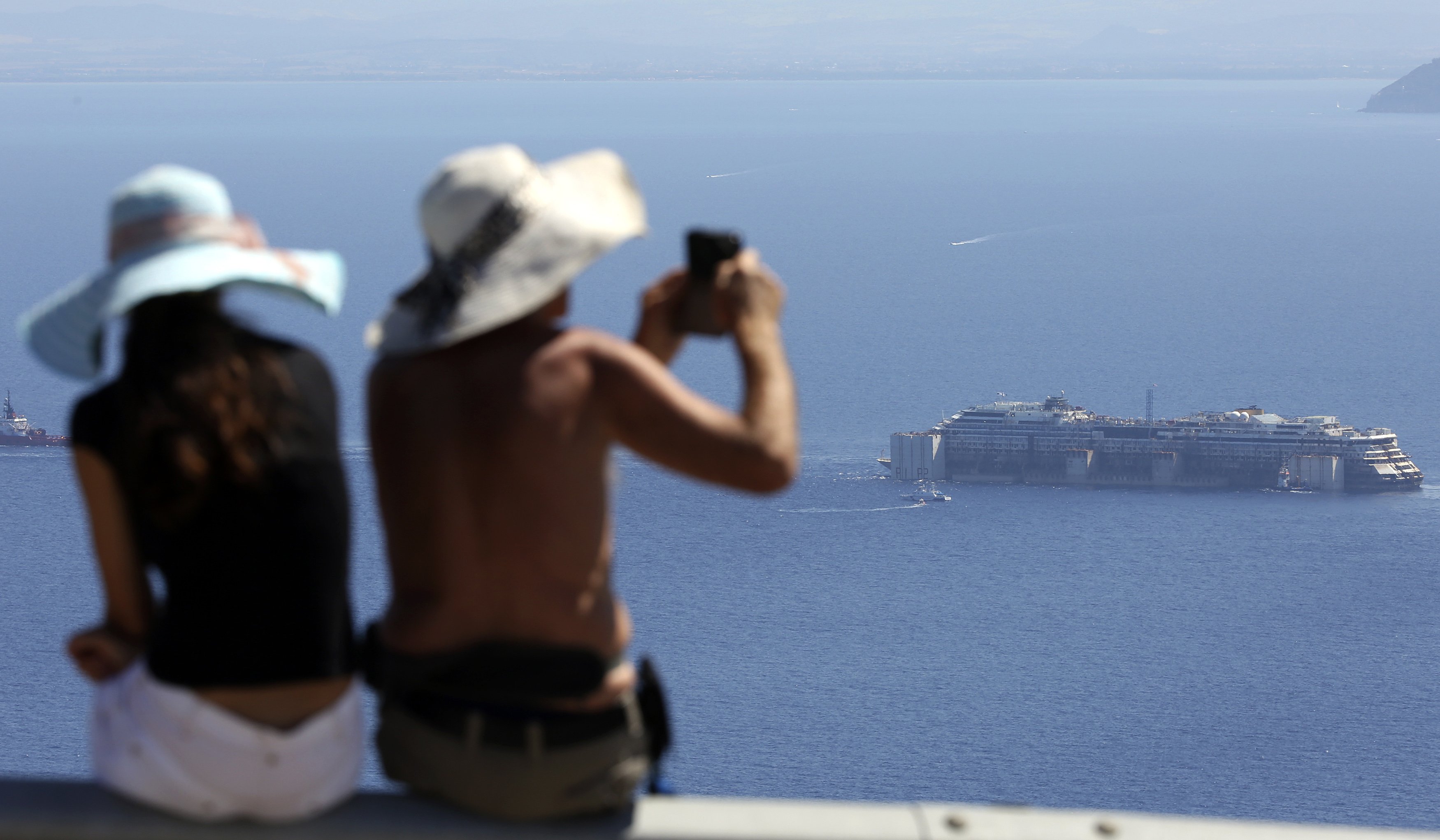 El Costa Concordia emprende su último viaje (Fotos)