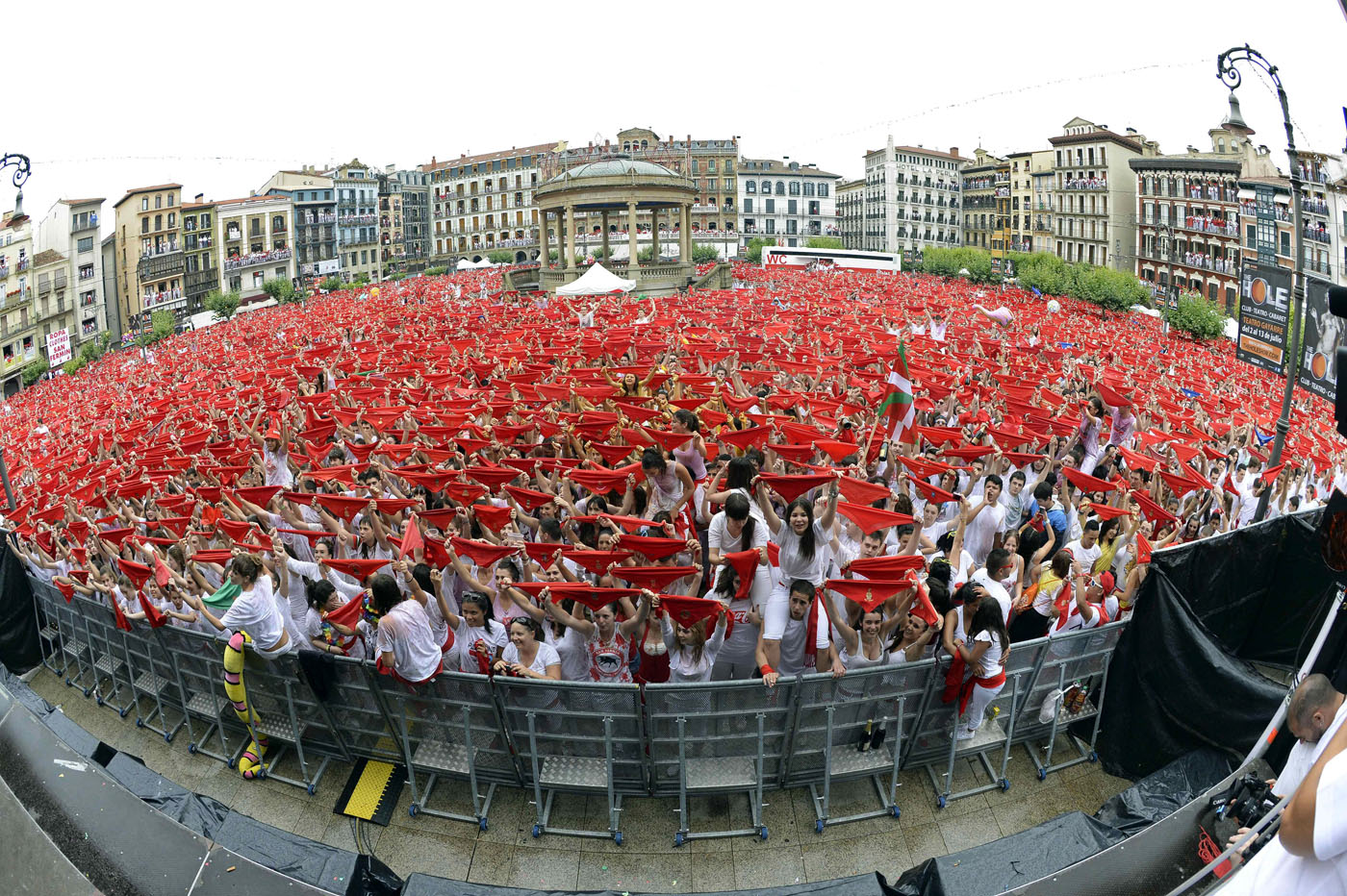 El tradicional “chupinazo” dio inicio a las fiestas de San Fermín (Fotos)