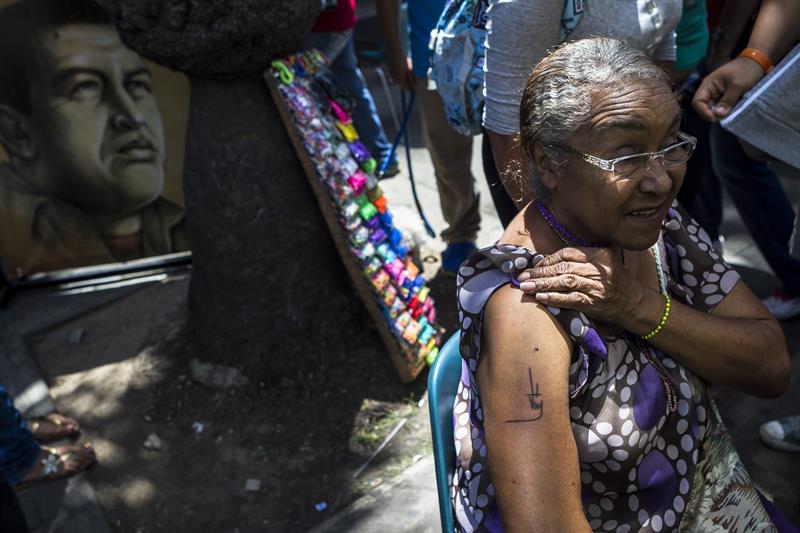 Más tatuajes con la firma de Chávez (Fotos)