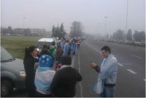 Hinchas argentinos esperaron a su selección en el aeropuerto de Buenos Aires (Foto)