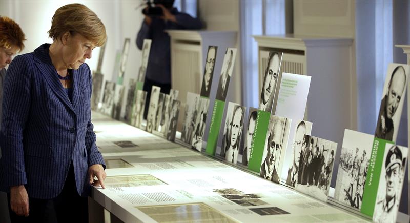 Angela Merkel homenajea a los militares que intentaron matar a Hitler hace 70 años