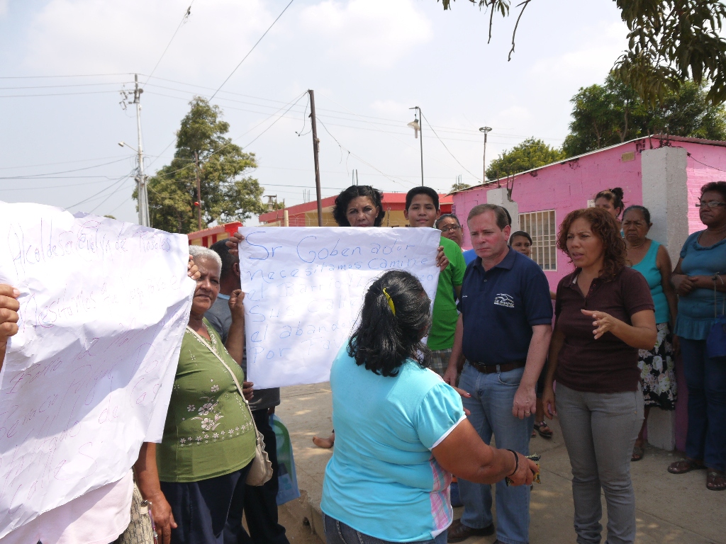 Barrio 12 de Marzo en Maracaibo vive entre botes de aguas negras, fugas de gas y basura