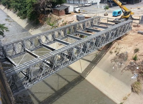 Instalan puente entre Bello Monte y Francisco Fajardo en Caracas