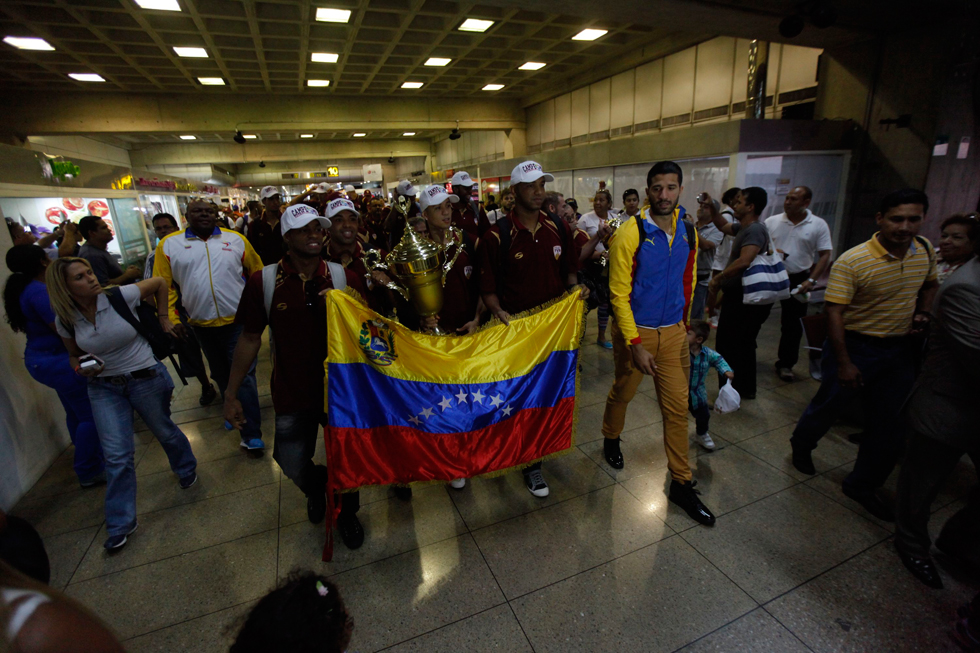 Así recibieron en Maiquetía a los Campeones Suramericanos de Baloncesto (Fotos)