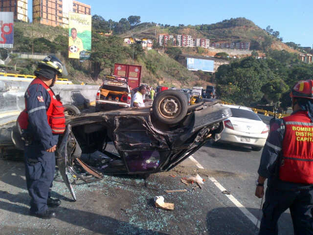 Choque múltiple en Tazón dejó dos heridos (Fotos)