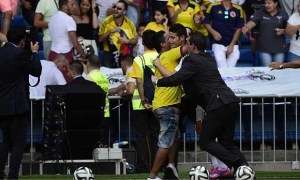 La reacción de James Rodríguez con aficionado que saltó al campo en su presentación (Video)