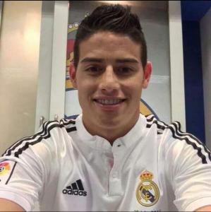 La selfie de James Rodríguez…desde el vestuario del Real Madrid
