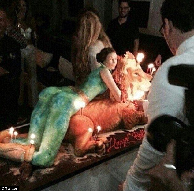 Pusieron LA TORTA en el cumple de JLo: ¡Horroroso pastel de tamaño real!