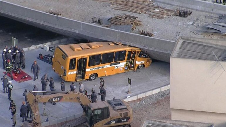 Al menos dos muertos y 20 heridos tras desplomarse un viaducto sobre un autobús en Brasil (Fotos y Video)