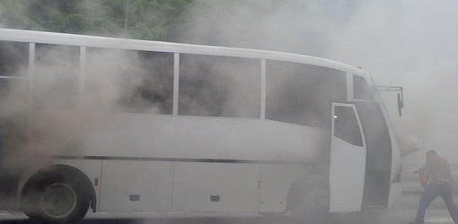 Autobús se incendió en la GMA (Fotos)
