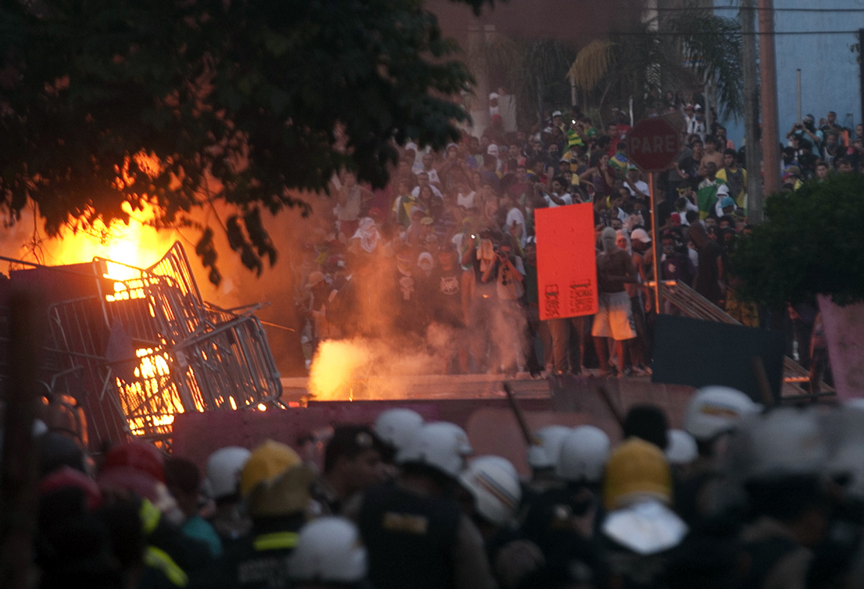 La FOTO de “los disturbios en Brasil después del juego” SÍ es en el Mineirao… ¡pero en 2013!