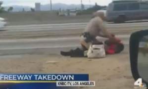 Policía golpea brutalmente a una mujer (Video)