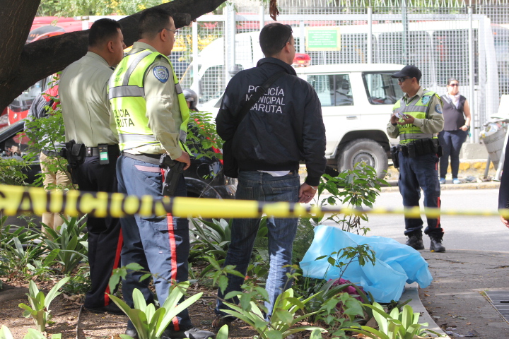 Hallan restos humanos frente a la torre financiera de Bello Monte (Fotos)