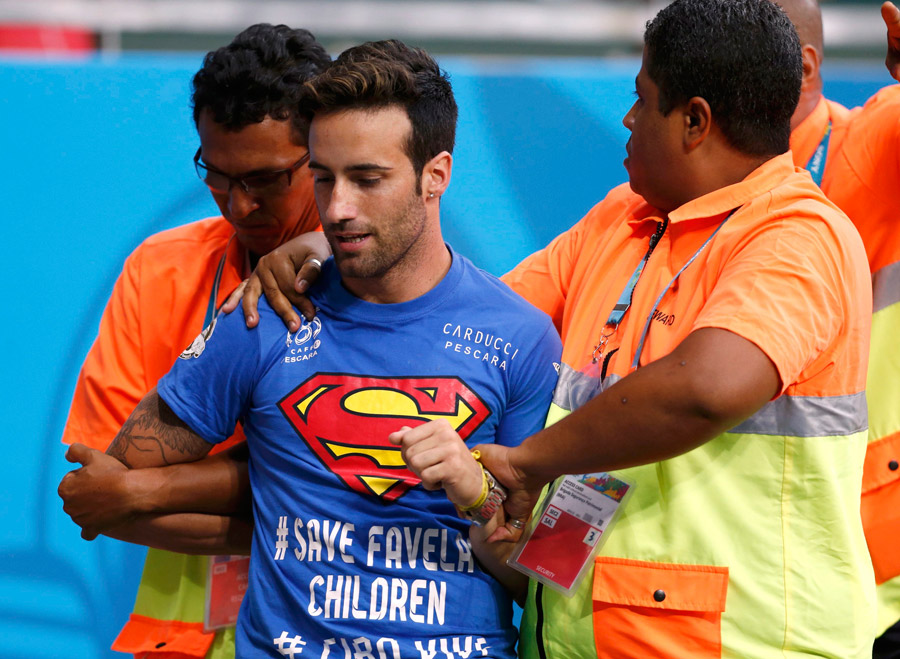 “Superman” saltó al campo en el Mundial y se lo llevaron detenido (FOTO)