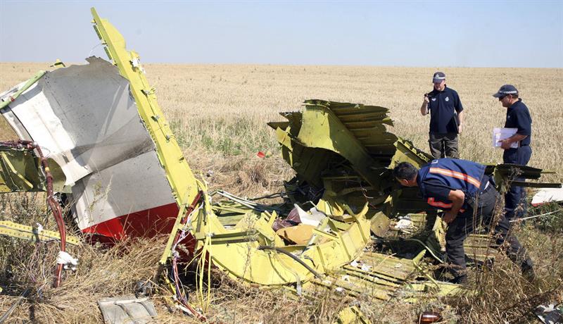 Encuentran nuevos restos humanos en zona de la tragedia del avión malasio