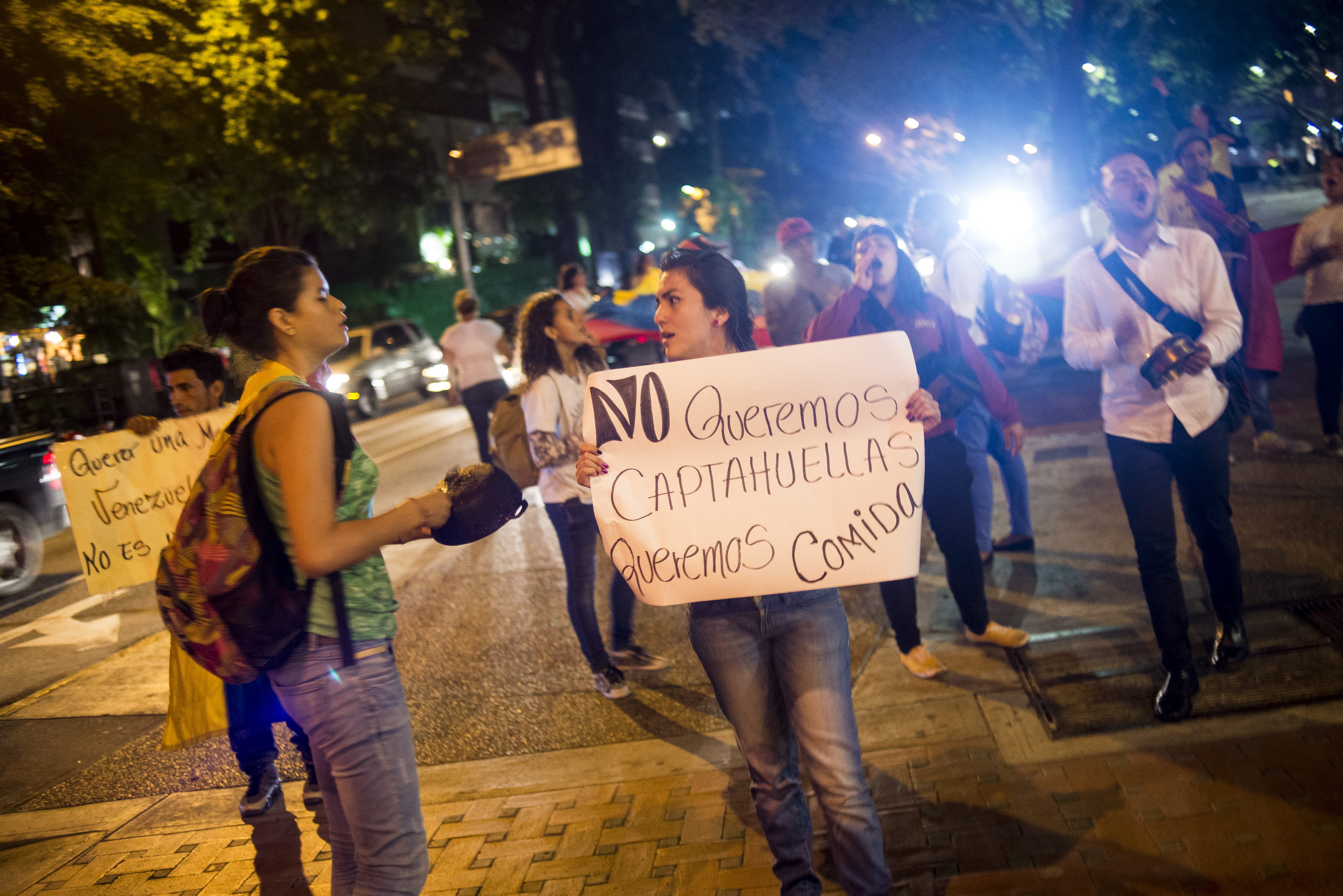 Venezolanos se burlan del cazahuellas frente a la intensa escasez