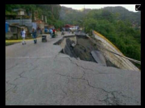 Derrumbe en la carretera Petare- Sta Lucía, no hay paso