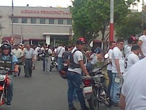 Manifestantes colombianos bloquean frontera con Venezuela (Fotos)