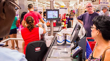 Visitantes hacen turismo en los mercados de Margarita