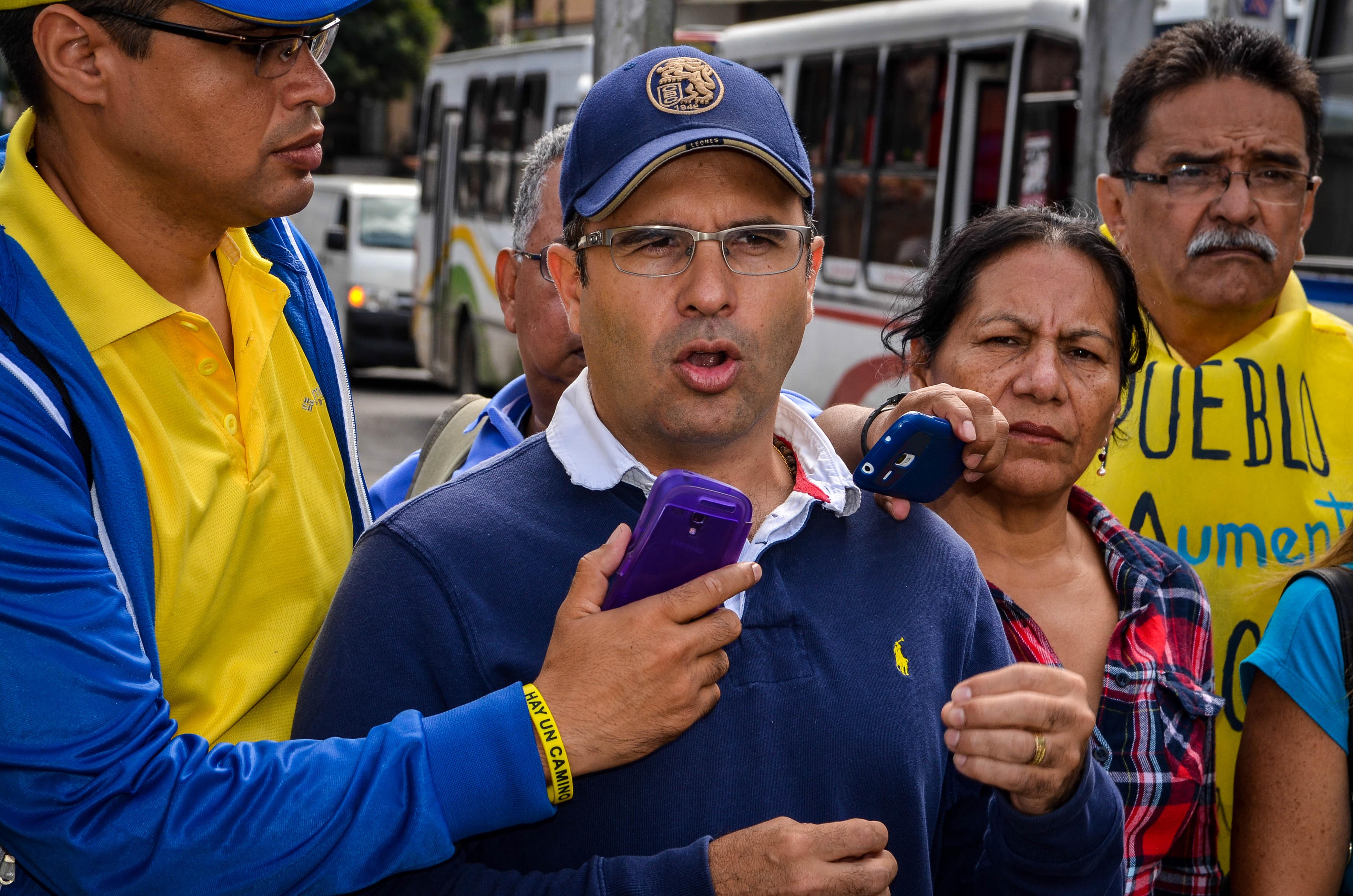 Califican de “show mediático” la renuncia de ministros