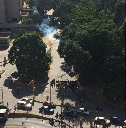 Vuelven las lacrimógenas a Caracas: GNB reprime manifestación en Santa Fe (FOTOS)